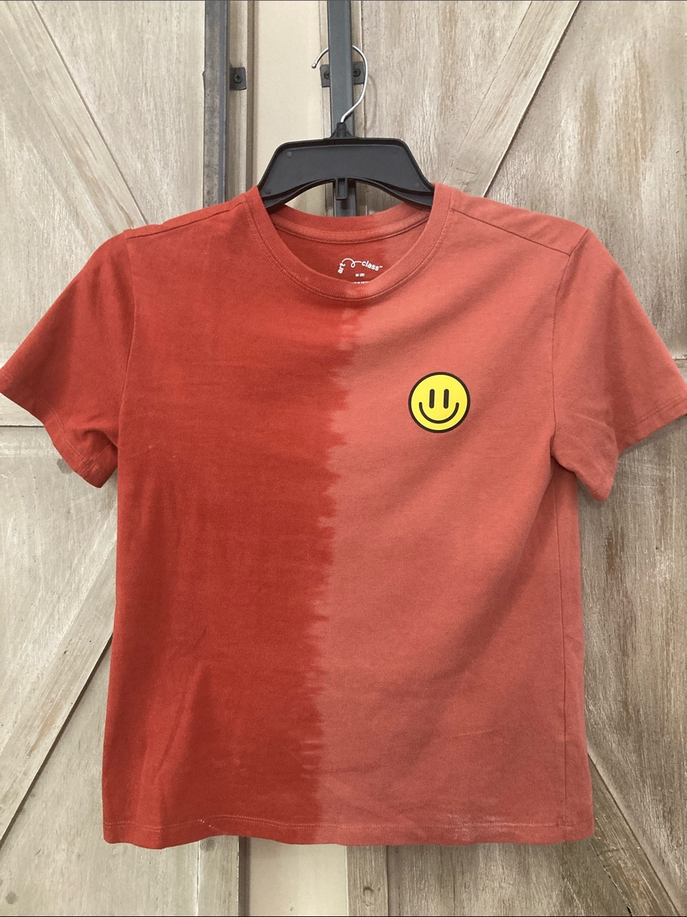 art class Two-Tone Rust Red Short-Sleeve Tee with Yellow Smiley Kids 
Size M (8)
